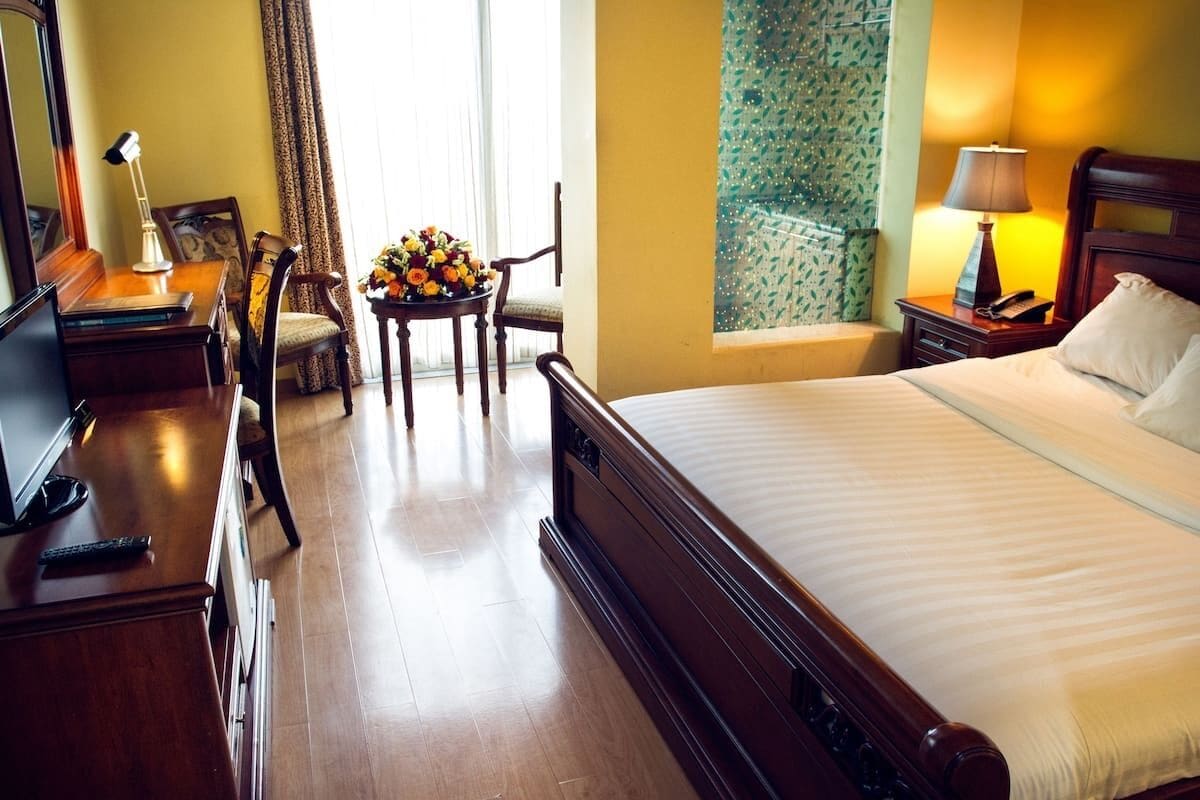 ห้องดับเบิล, วิวเมือง | ตู้นิรภัยในห้องพัก, โต๊ะทำงาน, พื้นที่ทำงานแบบใช้แล็ปท็อป, ผ้าม่านกันแสง