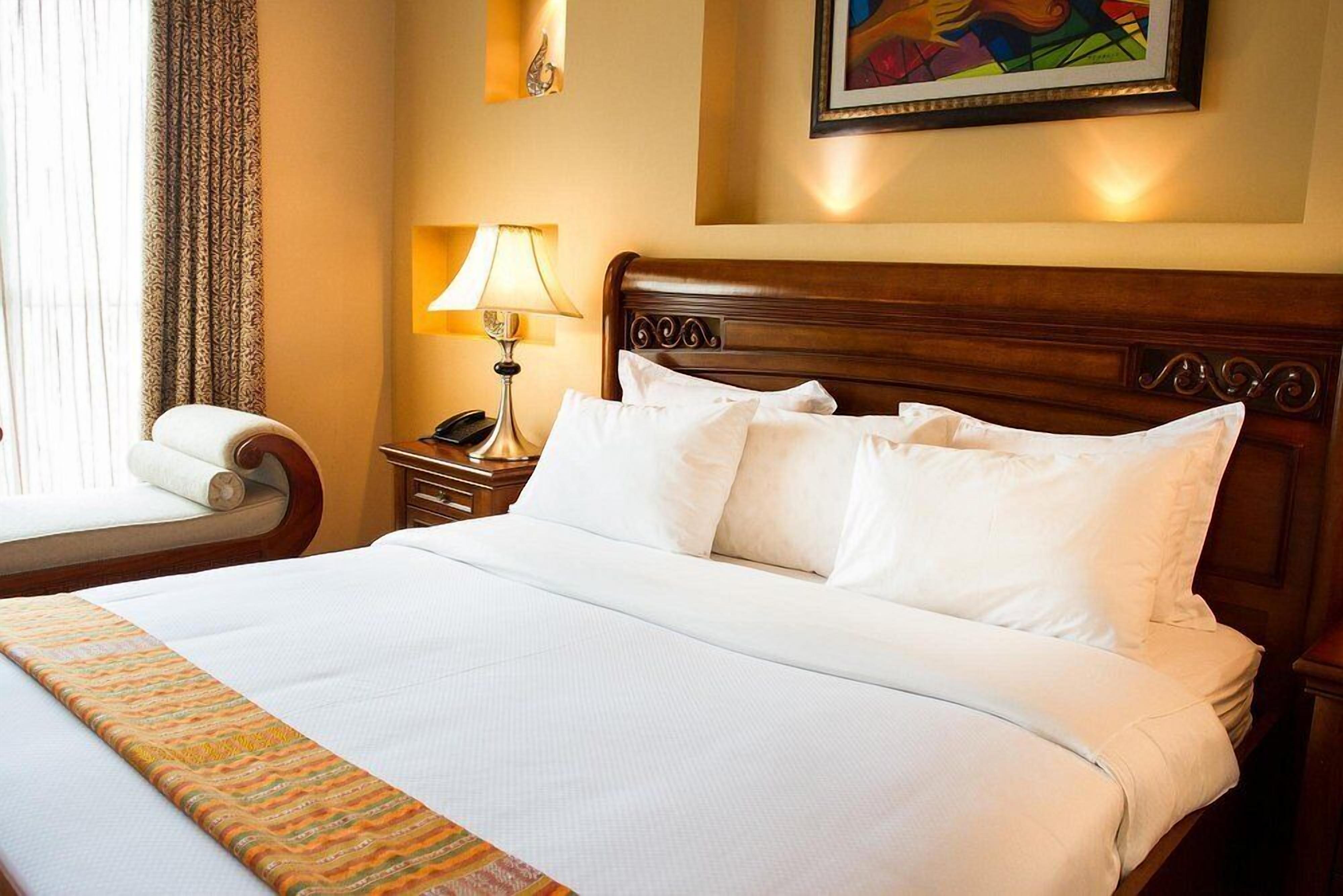 Suite presidencial, vista a la ciudad | Caja de seguridad en la habitación y escritorio 