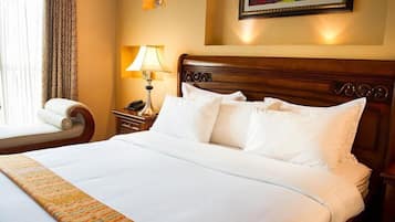 Suite presidencial, vista a la ciudad | Caja de seguridad en la habitación y escritorio