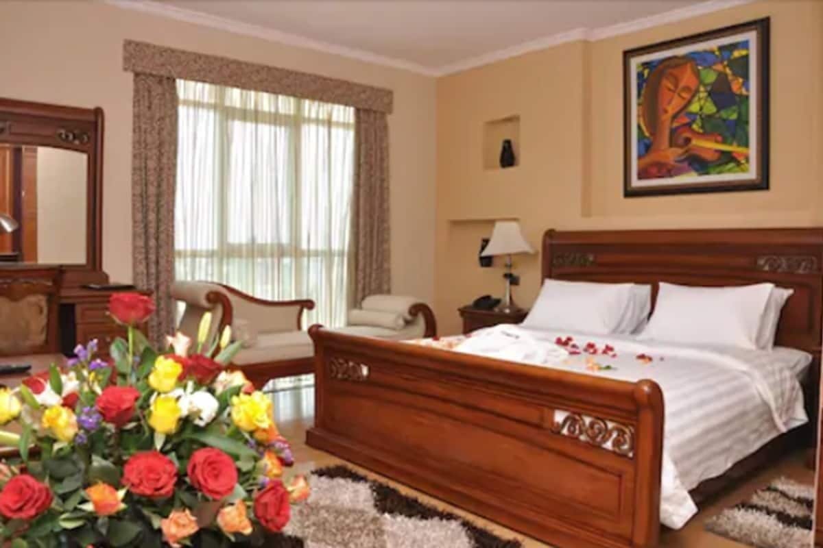 Suite presidencial, vista a la ciudad | Caja de seguridad en la habitación y escritorio 