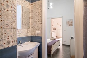 シャワー、ヘアドライヤー、タオル