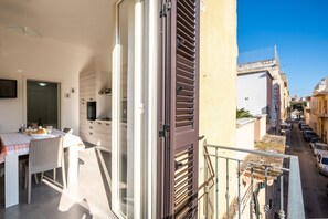 Outdoor dining - Apartment 'Casa Vacanze Lu Rizzaru' with Private Terrace, Balcony & Air Conditioning (Nardò)