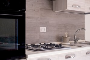 Fridge, microwave, oven, stovetop - Apartment 'Casa Vacanze Lu Rizzaru' with Private Terrace, Balcony & Air Conditioning (Nardò)