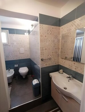 Dusche, Haartrockner, Handtücher