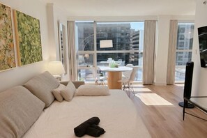 Cribs/infant beds - Downtown Luxury Suite w/ Private Kitchen, Laundry, Parking (Vancouver)