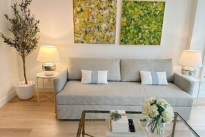 Cots/infant beds - Downtown Luxury Suite w/ Private Kitchen, Laundry, Parking (Vancouver)