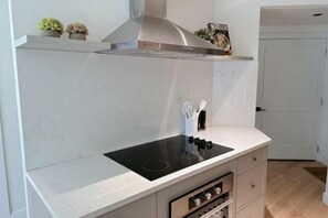 Cribs/infant beds - Downtown Luxury Suite w/ Private Kitchen, Laundry, Parking (Vancouver)