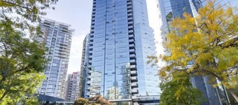 Downtown Luxury Suite w/ Private Kitchen, Laundry, Parking