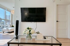 Cribs/infant beds - Downtown Luxury Suite w/ Private Kitchen, Laundry, Parking (Vancouver)