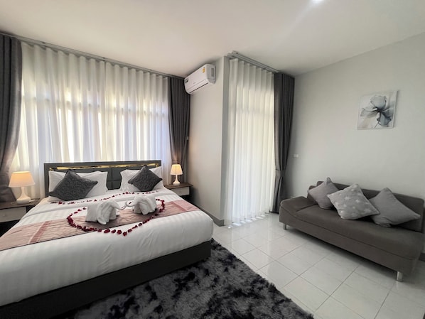 خزنة داخل الغرفة ومساحة عمل للكمبيوتر المحمول ومكواة/لوح كي