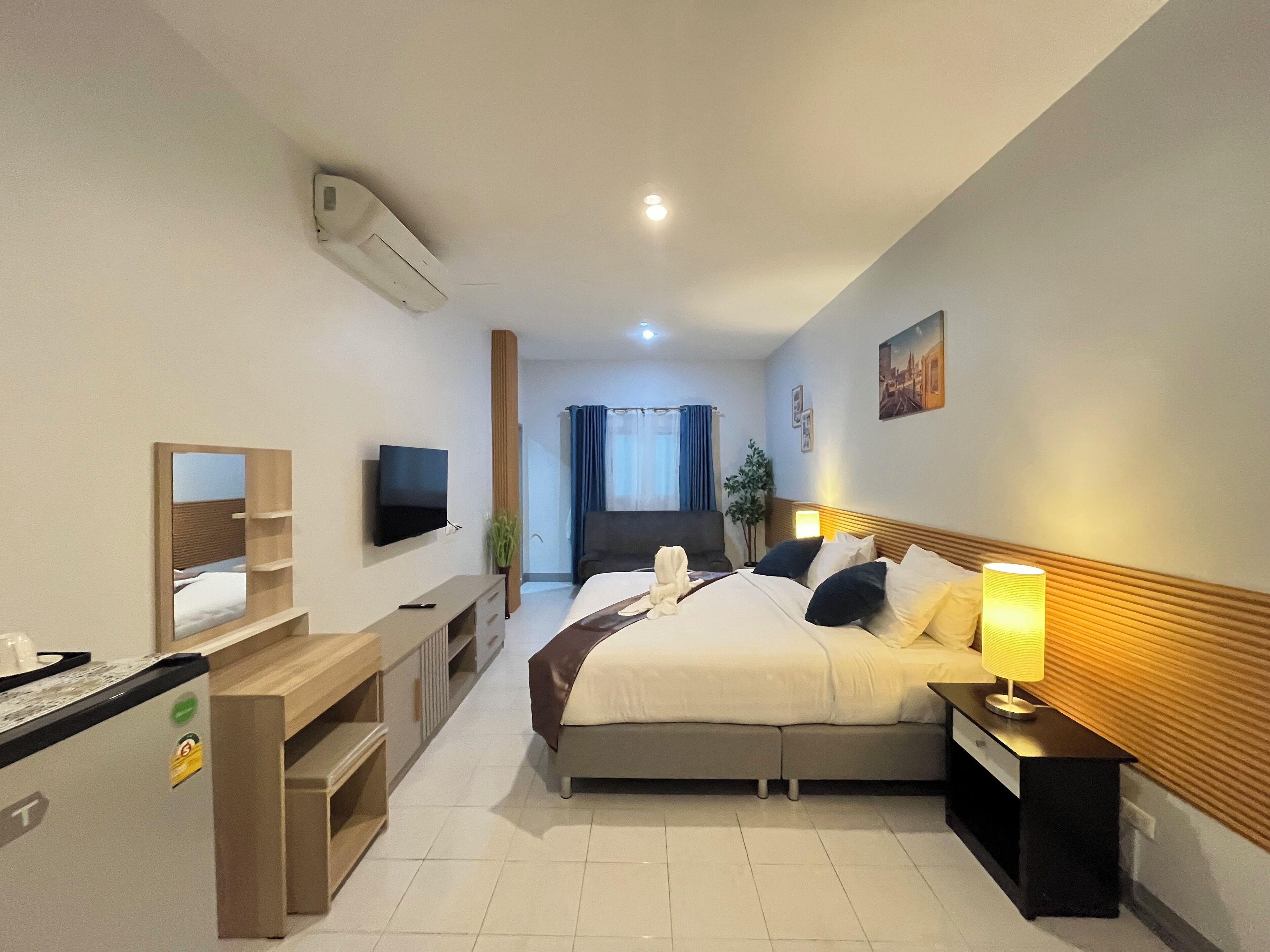 ميني بار وخزنة داخل الغرفة ومساحة عمل للكمبيوتر المحمول ومكواة/لوح كي