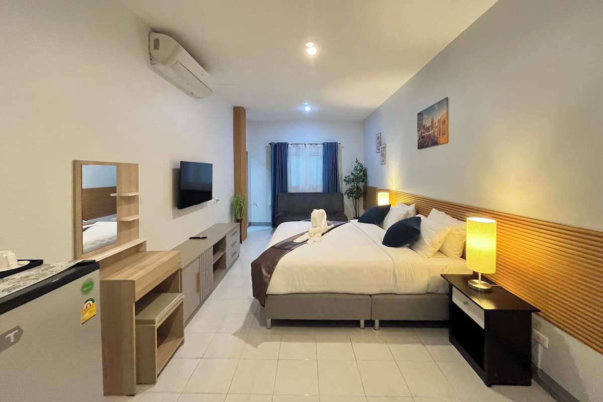 خزنة داخل الغرفة ومساحة عمل للكمبيوتر المحمول ومكواة/لوح كي