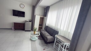 Habitación doble Premium, balcón | Caja de seguridad en la habitación y espacio para trabajar con laptop 