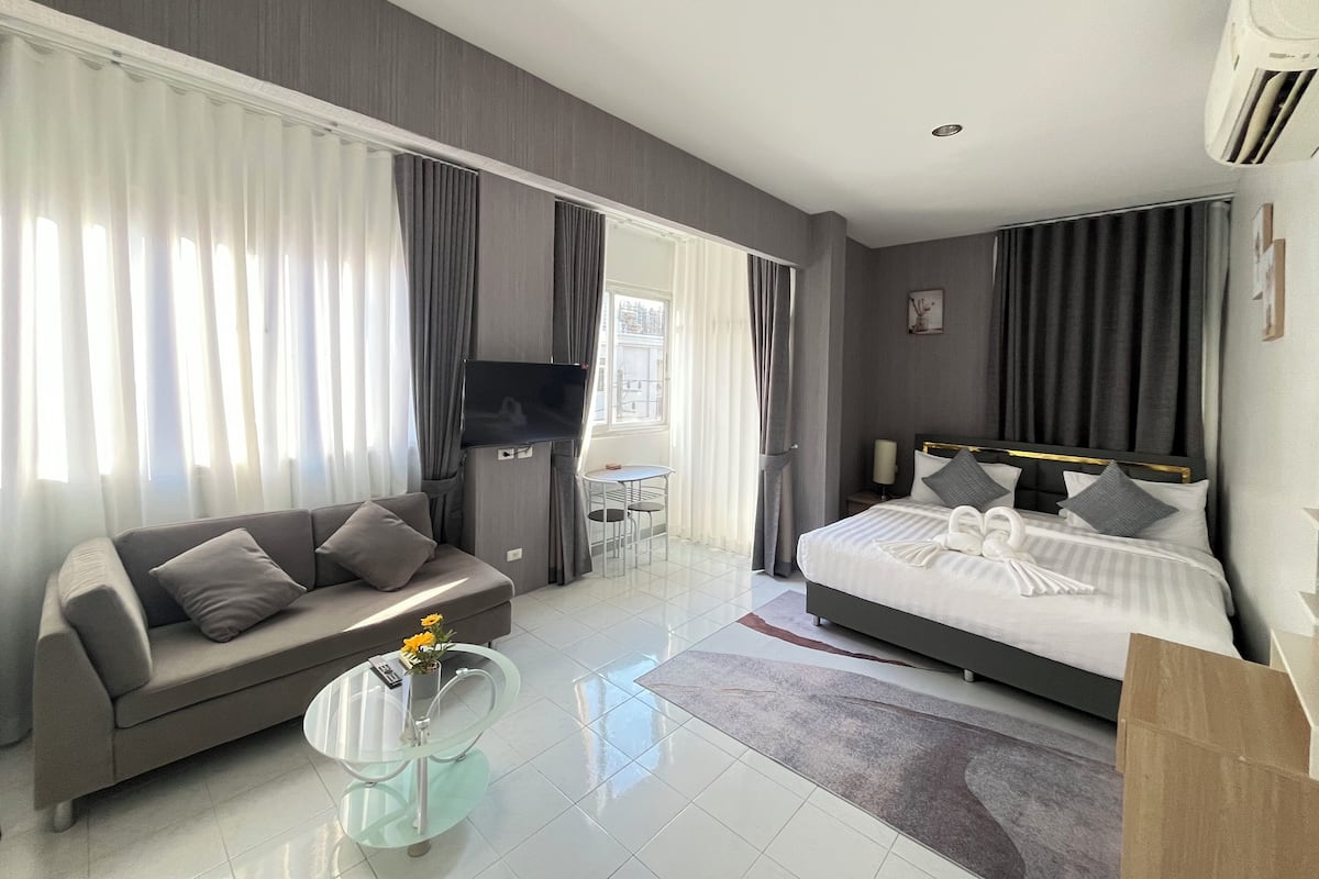 خزنة داخل الغرفة ومساحة عمل للكمبيوتر المحمول ومكواة/لوح كي