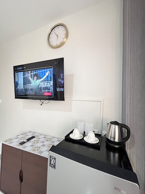 خزنة داخل الغرفة ومساحة عمل للكمبيوتر المحمول ومكواة/لوح كي