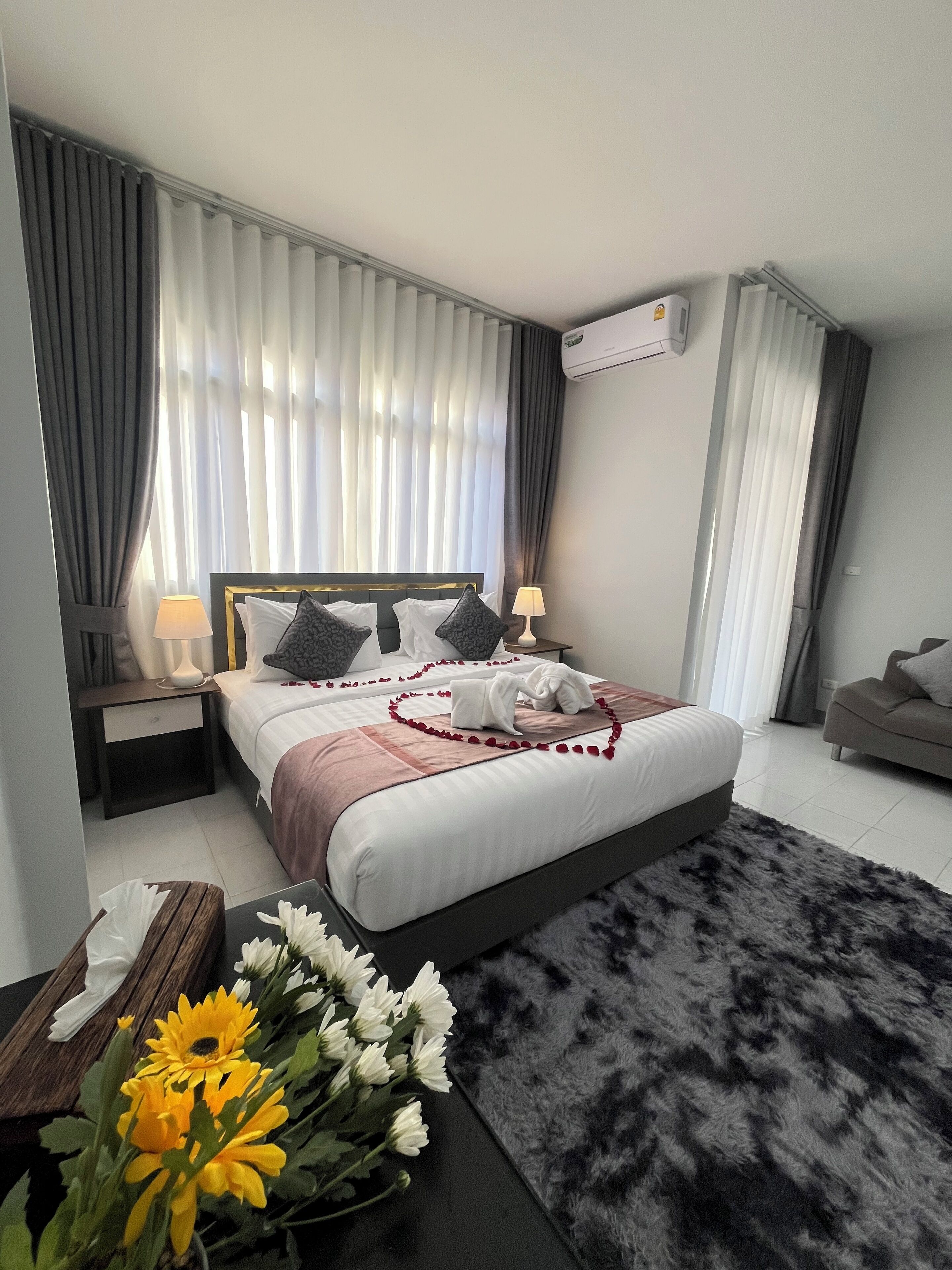 ميني بار وخزنة داخل الغرفة ومساحة عمل للكمبيوتر المحمول ومكواة/لوح كي