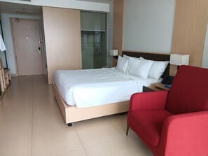 ميني بار وخزنة داخل الغرفة ومكتب ومكواة/لوح كي