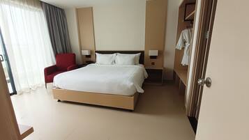 Minibar, caja de seguridad en la habitación y escritorio