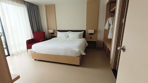 Frigobar, cofres nos quartos, escrivaninha