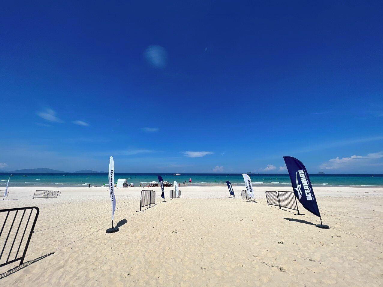 Una spiaggia con bandiere e un cielo azzurro limpido.