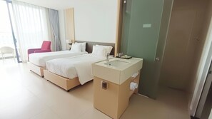 Minibar, Zimmersafe, Schreibtisch, Bügeleisen/Bügelbrett