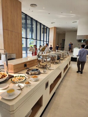 Daily buffet breakfast (VND 250000 per person)