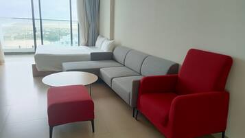 Family Suite, Partial Ocean View | Living area | 32-inch flat-screen TV with digital channels