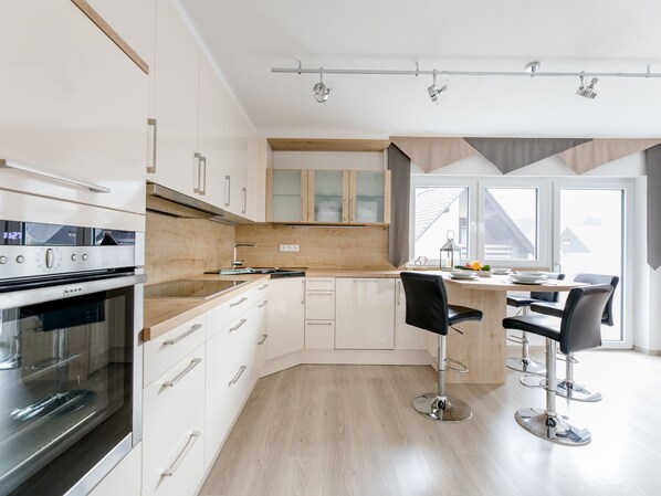 Kühlschrank, Mikrowelle, Ofen, Herdplatte