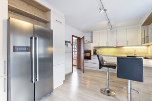 Jääkaappi, mikroaaltouuni, uuni, liesi