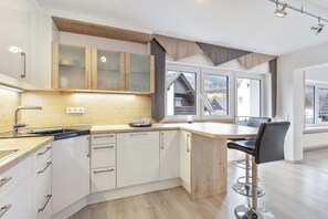 Kjøleskap, mikrobølgeovn, ovn og kokeplater