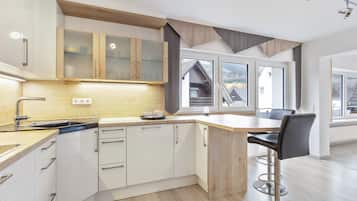 Fridge, microwave, oven, stovetop