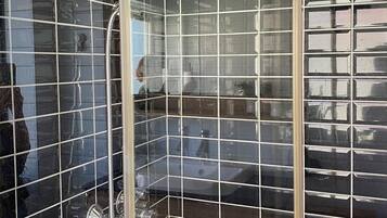 Dusj, hårføner, håndklær og såpe