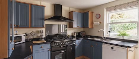 Køleskab, mikrobølgeovn, ovn, kogeplade