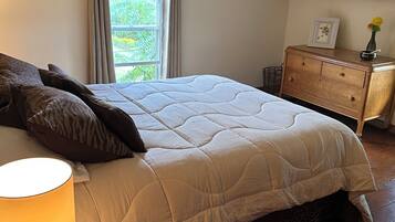 2 bedrooms, desk, iron/ironing board, WiFi