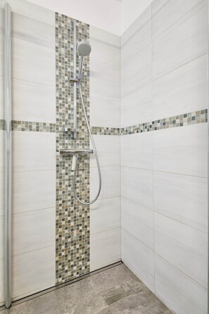 Comfort Condo, 2 Bedrooms, Pets Allowed, Garden View | Bathroom