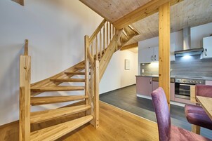 Apartamento Confort, 2 habitaciones, Se admiten mascotas, vistas al jardín | Zona de estar | Televisión de pantalla plana de 50 pulgadas con canales por cable