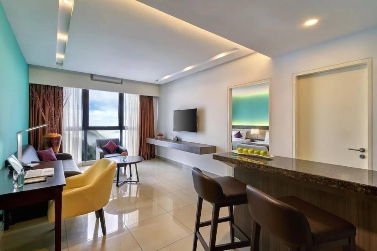 Suite, 2 Bedrooms | Living area