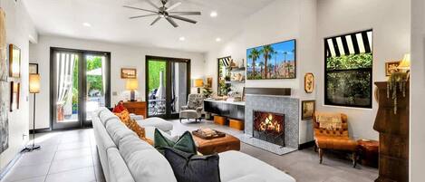 Televisión, chimenea y oficina