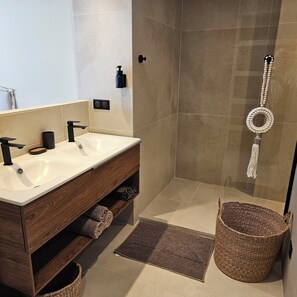 Dusche, Haartrockner, Handtücher, Seife
