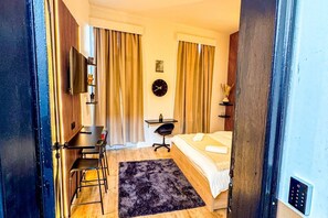 5 bedrooms, WiFi, bed sheets