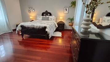 4 bedrooms, iron/ironing board, WiFi, bed sheets