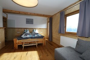 Classic House, Multiple Bedrooms | 11 bedrooms, bed sheets