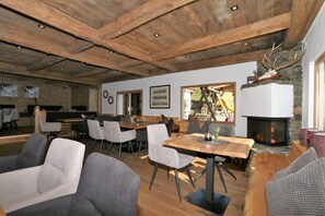 Comfort House, 4 Bedrooms | Dining