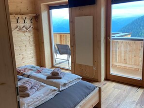 5 bedrooms, bed sheets - Chalet in Zillertal Near Hochzillertal Ski Area (Zellberg)