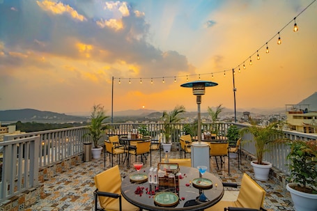 Bar (on property). MAYA'S MANOR - A Luxury Lake View Boutique Hotel