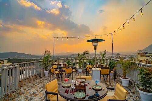  MAYA'S MANOR - A Luxury Lake View Boutique Hotel