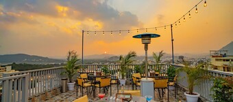  MAYA'S MANOR - A Luxury Lake View Boutique Hotel