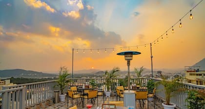 MAYA'S MANOR - A Luxury Lake View Boutique Hotel