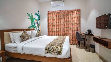 Family Studio | Iron/ironing board, bed sheets