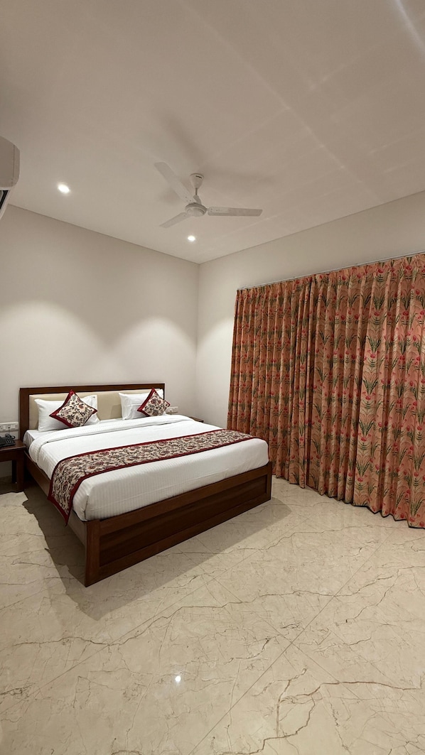 Chambre Double Deluxe | Fer et planche à repasser, draps fournis